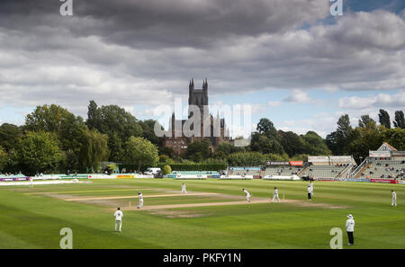 Die Surrey Ollie Papst batting während der specsavers County Championship match bei Blackfinch neue Straße, Worcester. Stockfoto