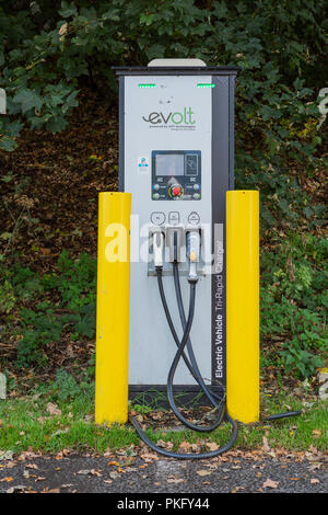 Evolt Elektrofahrzeug Tri-Rapid Ladegerät. Das Laden von Elektrofahrzeugen Punkt auf dem Parkplatz an der A82 in Drumnadrochit, Hochland, Schottland, Großbritannien Stockfoto