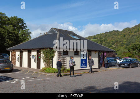 Die Tourist Information Center und öffentliche Toiletten im Parkplatz in Drumnadrochit, Hochland, Schottland, Großbritannien Stockfoto