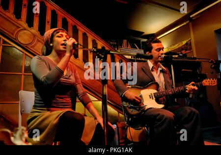 Die partchesz, Nathalie Delcroix und Björn Eriksson, auch bei der King Kong Pub in Antwerpen während der Zuiderzinnen Festival (Belgien, 21/09/2008) Stockfoto