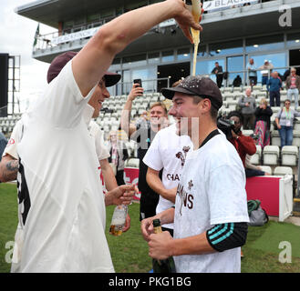 Die Surrey Rory Verbrennungen feiert Sieg über Worcestershire und Clinchen die Specsavers County Championship Titel an Blackfinch neue Straße, Worcester. Stockfoto