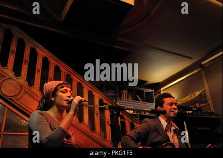 Die partchesz, Nathalie Delcroix und Björn Eriksson, auch bei der King Kong Pub in Antwerpen während der Zuiderzinnen Festival (Belgien, 21/09/2008) Stockfoto