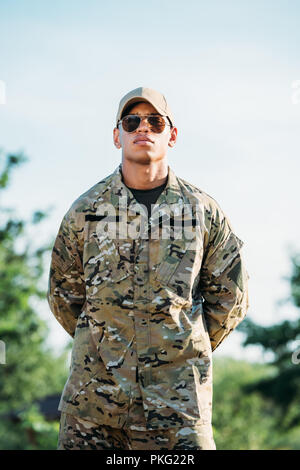 Portrait der afrikanischen amerikanischen Soldaten in Uniform, Kappe und Sonnenbrille Stockfoto