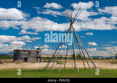 Gallatin City Hotel (1868) mit Tipi Pole, Missouri Headwaters State Park, Montana Stockfoto