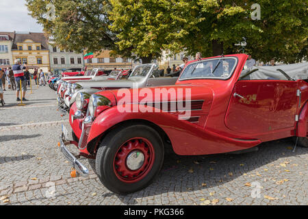 VYSOKE MYTO, TSCHECHISCHE REPUBLIK - Sept. 09. 2018. Historische Autos Prag ausgesetzt Auto auf dem Platz in Vysoke Myto. Stockfoto