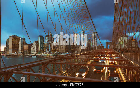 Nacht Auto Verkehr auf der Brooklyn Bridge in New York City Stockfoto