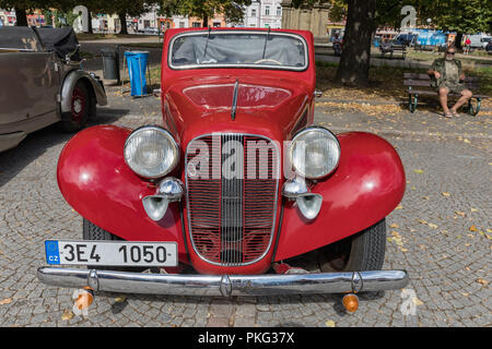 VYSOKE MYTO, TSCHECHISCHE REPUBLIK - Sept. 09. 2018. Historische Autos Prag ausgesetzt Auto auf dem Platz in Vysoke Myto. Stockfoto