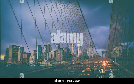 Auto Verkehr auf der Brooklyn Bridge In New York Stockfoto