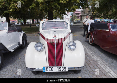 VYSOKE MYTO, TSCHECHISCHE REPUBLIK - Sept. 09. 2018. Historische Autos Prag ausgesetzt Auto auf dem Platz in Vysoke Myto. Stockfoto