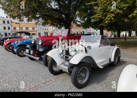 VYSOKE MYTO, TSCHECHISCHE REPUBLIK - Sept. 09. 2018. Historische Autos Prag ausgesetzt Auto auf dem Platz in Vysoke Myto. Stockfoto