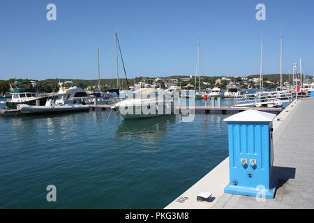 Spanien. Balearen. Menorca. Mahón. Harborside Marina mit Motorbooten. Stockfoto