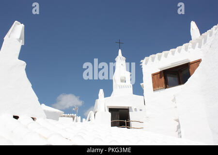 Spanien. Balearen. Menorca. Binebeca. Binebequer-Vell. Weiß getünchten Kirche und Häuser. Stockfoto