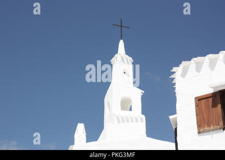 Spanien. Balearen. Menorca. Binebeca. Binebequer-Vell. Weiß getünchten Kirche und Häuser. Stockfoto