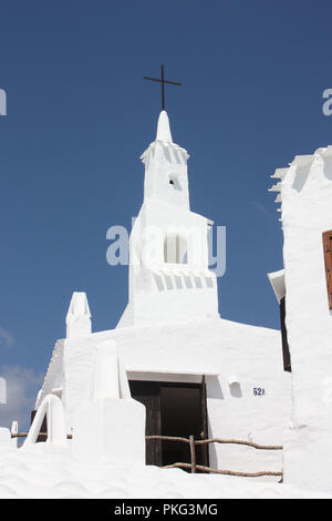 Spanien. Balearen. Menorca. Binebeca. Binebequer-Vell. Weiß getünchten Kirche und Häuser. Stockfoto