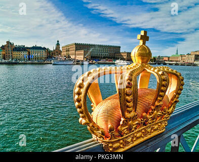 Ein leuchtendes Royal Crown mit dem schwedischen Castel im Hintergrund Stockfoto