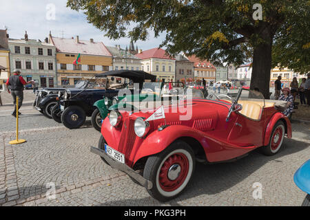 VYSOKE MYTO, TSCHECHISCHE REPUBLIK - Sept. 09. 2018. Historische Autos Prag ausgesetzt Auto auf dem Platz in Vysoke Myto. Stockfoto