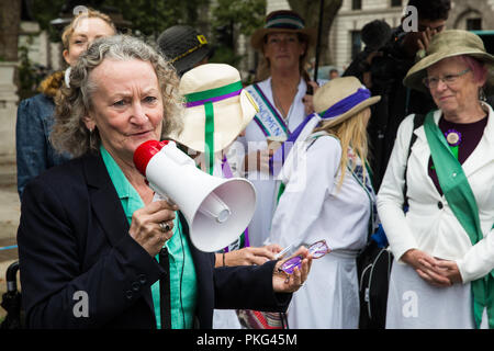 London, Großbritannien. 12. September 2018. Grüne Partei peer Jenny Jones Adressen Frauen aus ganz Großbritannien und ihre Unterstützer bei 100 Frauen Rallye im Parlament Platz der Suffragetten zu ehren und die Aufmerksamkeit auf die mangelnde Demokratie zu zeichnen, in dem Umkippen lokale Stimmen gegen Fracking. Die Veranstaltung wurde organisiert mit einer Aussprache über Fracking in Westminster Hall übereinzustimmen. Credit: Mark Kerrison/Alamy leben Nachrichten Stockfoto