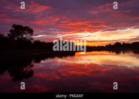 Barton-upon-Humber. 13. Sep 2018. UK Wetter: einen wunderschönen Sonnenaufgang über der Lincolnshire Wildlife Trust' weit Ings National Nature Reserve' am Barton-upon-Humber, North Lincolnshire, Großbritannien. 13. September 2018. Quelle: LEE BEEL/Alamy leben Nachrichten Stockfoto