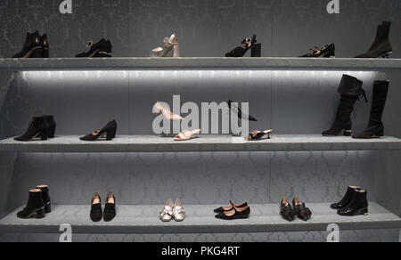 München, Bayern. 12 Sep, 2018. Schuhe können bei der Eröffnung der Münchener neue, herrliche Mile im oberpollinger gesehen werden. Credit: Felix Hörhager/dpa/Alamy leben Nachrichten Stockfoto