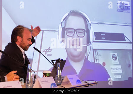 13. September 2018, Bremen: Daniel Schubert (l), EDEN ISS-Projekt Manager, sitzt in einem Raum auf der Pressekonferenz auf der Antarktischen Gewächshaus stehen und begrüßt Raum Ingenieur Paul Zabel, die auf einem Bildschirm während einer Live-Übertragung in die Antarktis gesehen werden kann. Seit Anfang des Jahres hat er wachsenden Salat, Gurken, Tomaten, Paprika und Kräuter in der Nähe der Deutschen Polarstation Neumayer III. Das Projekt des Deutschen Zentrums für Luft- und Raumfahrt ist ein Testlauf für künftige Mars-Missionen. w Foto: mohssen Assanimoghaddam/dpa Stockfoto