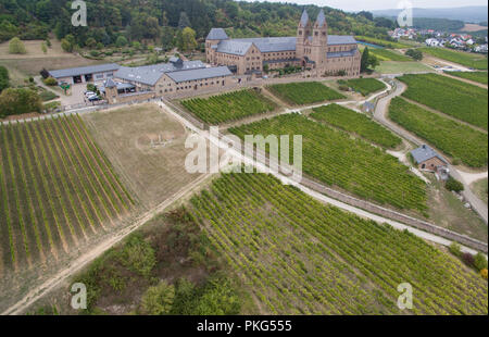 13. September 2018, Hessen, Rüdesheim am Rhein: Die Abtei St. Hildegard in der Rheingau ist umgeben von Weinbergen (Luftbild mit einer Drohne). Das Benediktinerkloster ist Teil des UNESCO Welterbes Oberes Mittelrheintal seit 2002 und produziert seinen eigenen Wein. Foto: Boris Roessler/dpa Stockfoto