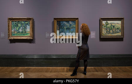 National Gallery, London, UK. 13. September 2018. Eine Ausstellung der Impressionistischen und Post-Impressionist Sammlungen des Courtauld Gallery und der National Gallery mit vielen berühmten Werke der Kunst, die Ausstellung läuft vom 17. September 2018 - 20. Januar 2019. Foto: Paul Cézanne, Landschaften. Links: Hohe Bäume Jas de Bouffan, ca. 1883; Mitte: Lac d'Annecy, 1896; Rechts: Bauernhof in der Normandie, Sommer (hattenville), ca. 1882. Der Courtauld Gallery, London. Mit galerie Personal gestellt. Credit: Malcolm Park/Alamy Leben Nachrichten. Stockfoto