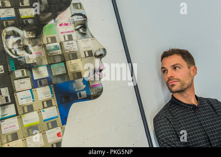 London, Großbritannien. 13. September 2018. Nick Gentry mit Profil Nr. 16, 2018 - menschliche Verbindung, eine neue gemeinsame Ausstellung in der Oper Galerie mit Arbeiten von Künstlern Nick Gentry (UK) und Seo Young-Deok (Südkorea). Beide Künstler erstellen figurative Arbeiten aus gefundenen Objekte; Nick malt Porträts auf der veralteten technischen Materialien wie VHS-Kassetten und Disketten, die Erinnerungen der Menschen enthalten, während Seo macht große Hyper-realistische Skulpturen des menschlichen Körpers von Fahrradketten. Credit: Guy Bell/Alamy leben Nachrichten Stockfoto