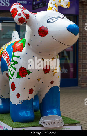 Ashford, Kent, Großbritannien. 13 Sep, 2018. Durch lokale Unternehmen, Gruppen gesponsert, und Bildung Partner der Snowdog Skulptur ist rund um die Stadt verteilt sind und jeder Hund ist einzigartig, mit seinen eigenen Namen, Design und Persönlichkeit. Der Trail wird auf dem Display für 10 Wochen ab dem 12. September 2018 bis 18. November 2018. © Paul Lawrenson 2018, Kredit: Paul Lawrenson/Alamy leben Nachrichten Stockfoto