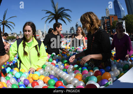 London, Großbritannien. 13. September 2018. Die ay Kugeln zu langweilig' Ball Pool in Verbindung mit Virgin Holidays wird am Aussichtspunkt auf der Southbank zwischen 11 Uhr bis 7:00 Uhr am Do Sep 13 und 9:00 Uhr bis 18:00 Uhr am Fr Sep 14. Bild Capital/Alamy leben Nachrichten Stockfoto