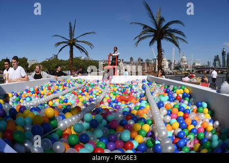 London, Großbritannien. 13. September 2018. Die ay Kugeln zu langweilig' Ball Pool in Verbindung mit Virgin Holidays wird am Aussichtspunkt auf der Southbank zwischen 11 Uhr bis 7:00 Uhr am Do Sep 13 und 9:00 Uhr bis 18:00 Uhr am Fr Sep 14. Bild Capital/Alamy leben Nachrichten Stockfoto