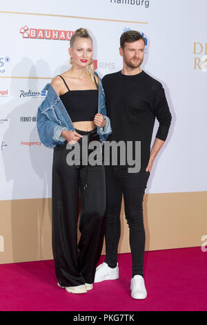 Hamburg, Deutschland. 06 Sep, 2018. Glasperlenspiel, Band, Musikgruppe, Carolin NIEMCZIK, Sänger, Daniel GRUNENBERG, Keyboarder, Roter Teppich, Red Carpet Show, Verleihung des Deutschen Radio Preis 2018 in Hamburg am 06.09.2016. | Verwendung der weltweiten Kredit: dpa/Alamy leben Nachrichten Stockfoto