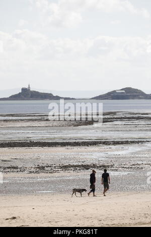 Swansea, South Wales, UK. 13. September 2018. Sonnigen Tag an der Swansea Strand, aber eine kühle Brise und graue Wolken Signal unmittelbar bevorstehenden nasses Wetter. Credit: Gareth Llewelyn/Alamy Leben Nachrichten. Stockfoto