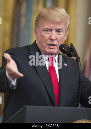 Washington, District of Columbia, USA. 12 Sep, 2018. Präsidenten der Vereinigten Staaten J DONALD TRUMP macht Bemerkungen auf der Congressional Medal of Honor Society Empfang im East Room des Weißen Hauses in Washington, DC. Credit: Ron Sachs/CNP/ZUMA Draht/Alamy leben Nachrichten Stockfoto