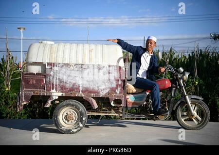 (180913) - YINCHUAN, Sept. 13, 2018 (Xinhua) - dorfbewohner Er Jinwen stellt seinen Container einmal für Wasser aus anderen Orten im Dorf Hejiakouzi Hanjiaoshui County im zhongning County im Nordwesten Chinas autonomen Region Ningxia Hui, Sept. 6, 2018 verwendet wird. Im Jahr 2004, ein Projekt, das die Umleitung von Wasser aus dem Gelben Fluss gelockert Hanjiaoshui der Wassermangel. Viele Arbeitsmigranten zurück Heimatstadt. Unter der Leitung der lokalen Regierung, sie pflanzten Wassermelone und entwickelte Anbau Industrie. Im März 2017, Ningxia begann der Bau einer weiteren Wasser Projekt Wasser zu verbessern. Stockfoto