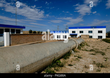 (180913) - YINCHUAN, Sept. 13, 2018 (Xinhua) - Foto auf Sept. 6, 2018 zeigt eine Pumpstation in Hejiakouzi Dorf Hanjiaoshui County im zhongning County im Nordwesten Chinas autonomen Region Ningxia Hui. Im Jahr 2004, ein Projekt, das die Umleitung von Wasser aus dem Gelben Fluss gelockert Hanjiaoshui der Wassermangel. Viele Arbeitsmigranten zurück Heimatstadt. Unter der Leitung der lokalen Regierung, sie pflanzten Wassermelone und entwickelte Anbau Industrie. Im März 2017, Ningxia begann der Bau einer weiteren Wasser Projekt zur Wasserversorgung in Hanjiaoshui verbessern. (Xinhua / Guo Xulei) (mcg) Stockfoto