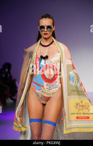 London, Großbritannien. 13. September 2018. London, Großbritannien. 13. Sep 2018. London Fashion Week SS 19 Mukzin Catwalk Credit: catwalking/Landebahnen/Alamy Live News Credit: catwalking/Landebahnen/Alamy leben Nachrichten Stockfoto