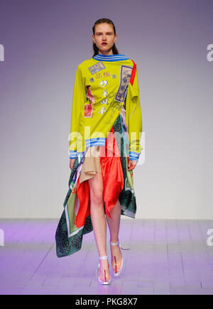 London, Großbritannien. 13. September 2018. London, Großbritannien. 13. Sep 2018. London Fashion Week SS 19 Mukzin Catwalk Credit: catwalking/Landebahnen/Alamy Live News Credit: catwalking/Landebahnen/Alamy leben Nachrichten Stockfoto