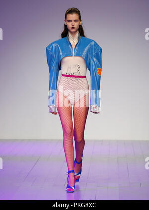 London, Großbritannien. 13. September 2018. London, Großbritannien. 13. Sep 2018. London Fashion Week SS 19 Mukzin Catwalk Credit: catwalking/Landebahnen/Alamy Live News Credit: catwalking/Landebahnen/Alamy leben Nachrichten Stockfoto