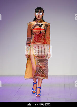 London, Großbritannien. 13. September 2018. London, Großbritannien. 13. Sep 2018. London Fashion Week SS 19 Mukzin Catwalk Credit: catwalking/Landebahnen/Alamy Live News Credit: catwalking/Landebahnen/Alamy leben Nachrichten Stockfoto