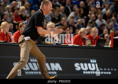 Tallinn, Estland. 13 Sep, 2018. 13. September 2018, Estland, Tallinn: Basketball: WM-Qualifikation, Estland gegen Deutschland, Europa, Runde 2, Gruppe L, Spieltag 1. Deutsche Trainer Henrik Roedl Gesten auf der Seitenlinie. Credit: Raigo Pajula/dpa/Alamy leben Nachrichten Stockfoto