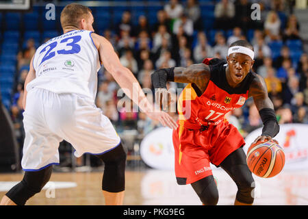 Tallinn, Estland. 13 Sep, 2018. 13. September 2018, Estland, Tallinn: Basketball: WM-Qualifikation, Estland gegen Deutschland, Europa, Runde 2, Gruppe L, Spieltag 1. Dennis Schroeder (R) aus Deutschland und Indrek Kajupank aus Estland in Aktion. Credit: Raigo Pajula/dpa/Alamy leben Nachrichten Stockfoto