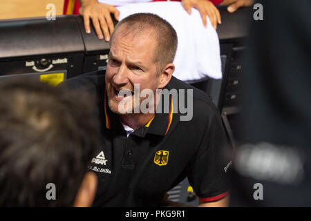 Tallinn, Estland. 13 Sep, 2018. 13. September 2018, Estland, Tallinn: Basketball: WM-Qualifikation, Estland gegen Deutschland, Europa, Runde 2, Gruppe L, Spieltag 1. Deutsche Trainer Henrik Roedl spricht zu den Spielern. Credit: Raigo Pajula/dpa/Alamy leben Nachrichten Stockfoto