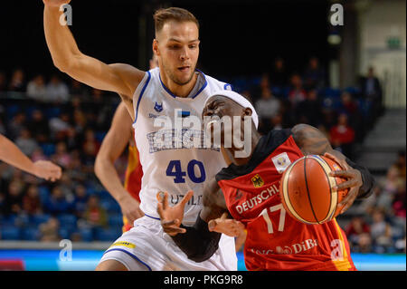 Tallinn, Estland. 13 Sep, 2018. 13. September 2018, Estland, Tallinn: Basketball: WM-Qualifikation, Estland gegen Deutschland, Europa, Runde 2, Gruppe L, Spieltag 1. Dennis Schroeder (R) aus Deutschland und Martin Paasoja aus Estland in Aktion. Credit: Raigo Pajula/dpa/Alamy leben Nachrichten Stockfoto