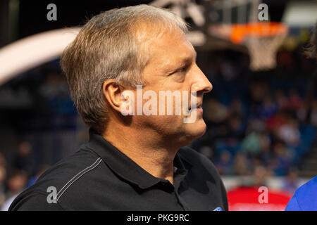 Tallinn, Estland. 13 Sep, 2018. 13. September 2018, Estland, Tallinn: Basketball: WM-Qualifikation, Estland gegen Deutschland, Europa, Runde 2, Gruppe L, Spieltag 1. Estnische Trainer Tiit Sokk ist das Spiel beobachten. Credit: Raigo Pajula/dpa/Alamy leben Nachrichten Stockfoto