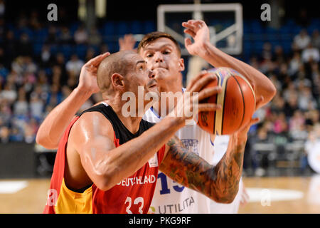 Tallinn, Estland. 13 Sep, 2018. 13. September 2018, Estland, Tallinn: Basketball: WM-Qualifikation, Estland gegen Deutschland, Europa, Runde 2, Gruppe L, Spieltag 1. Maik Zirbes (vorne) aus Deutschland und Maik-Kalev Kotsar aus Estland in Aktion. Credit: Raigo Pajula/dpa/Alamy leben Nachrichten Stockfoto