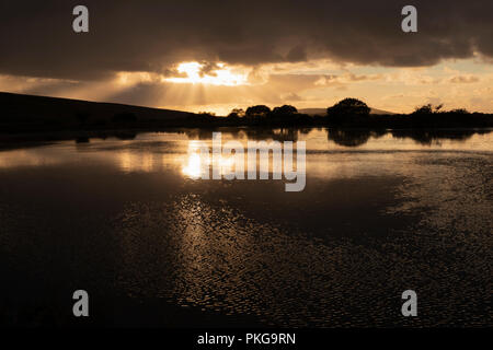 Gower Halbinsel, Swansea. 13. September 2018. Dramatische Abend licht am großen Pool auf der Halbinsel Gower als dunkle Wolken und Wind Signal eine Änderung im Wetter für das Wochenende. Credit: Gareth Llewelyn/Alamy leben Nachrichten Stockfoto