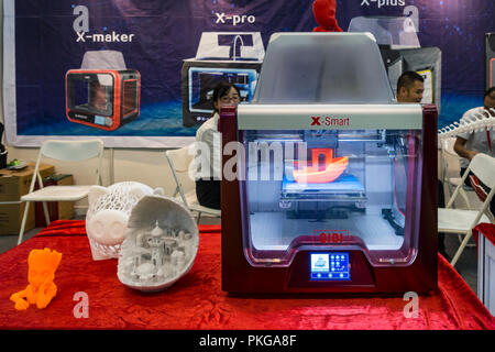 3D-Objekte gedruckt und der Drucker auf dem Tisch bei China Tech Expo in China. Stockfoto