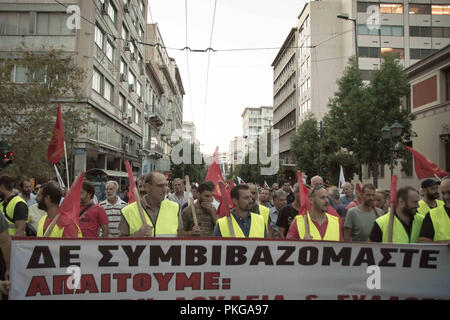 Athen, Griechenland. 13 Sep, 2018. Die demonstranten gesehen halten ein Banner sagen: Wir sind nicht während der Demonstration kompatibel. Protest anfordern nicht die 5-Tages und 8-Stunde Zeiträume ändern und fordert die sektoralen Verträge mit Lohnerhöhungen. Credit: Nikolas Joao Kokovlis/SOPA Images/ZUMA Draht/Alamy leben Nachrichten Stockfoto