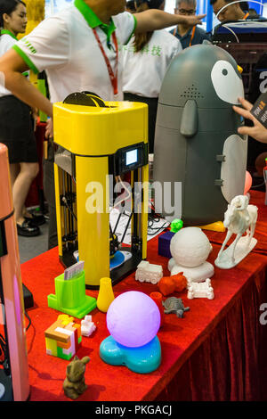 3D-Objekte gedruckt und der Drucker auf dem Tisch bei China Tech Expo in China. Stockfoto