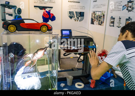 3D-Objekte gedruckt und der Drucker auf dem Tisch bei China Tech Expo Stockfoto
